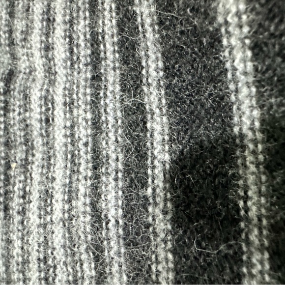 Saks cashmere sweater - Picture 3 of 5
